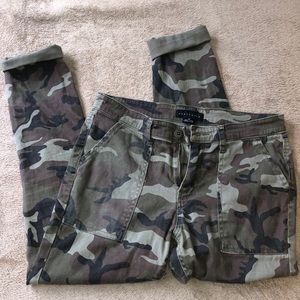 Skinny camo pants